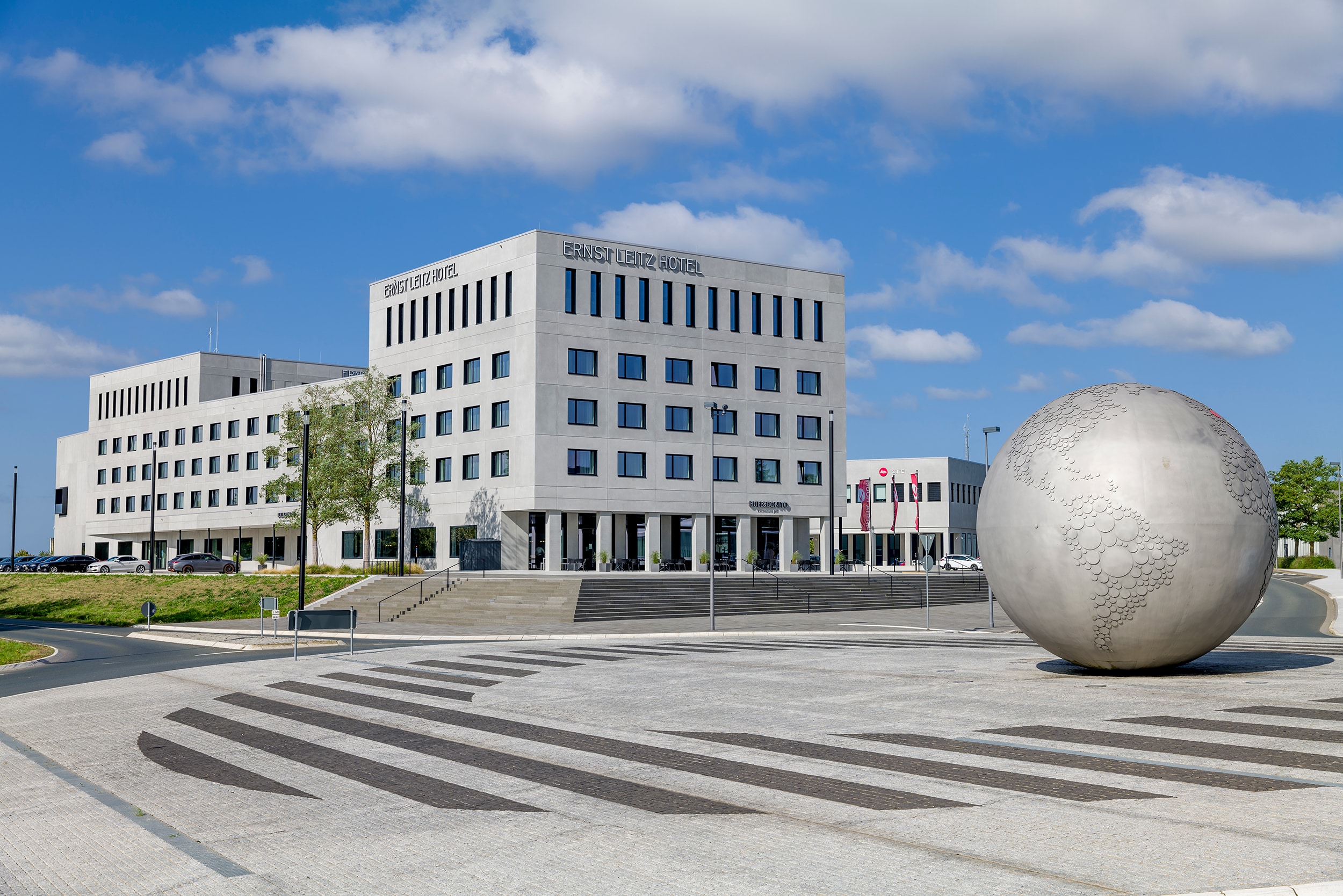 Häuserkomplex des Ernst Leitz Hotels in Wetzlar mit schönem Vorplatz.