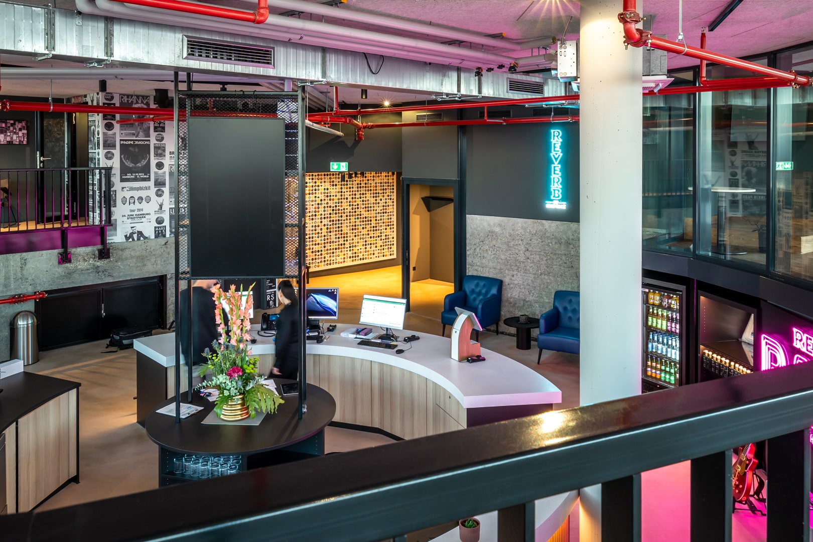 Der Hoteleingangsbereich des Referenzprojektes Reverb Hard Rock Hotel St. Pauli, das mit Raumbediengeräten von Thermokon ausgestattet wurde.