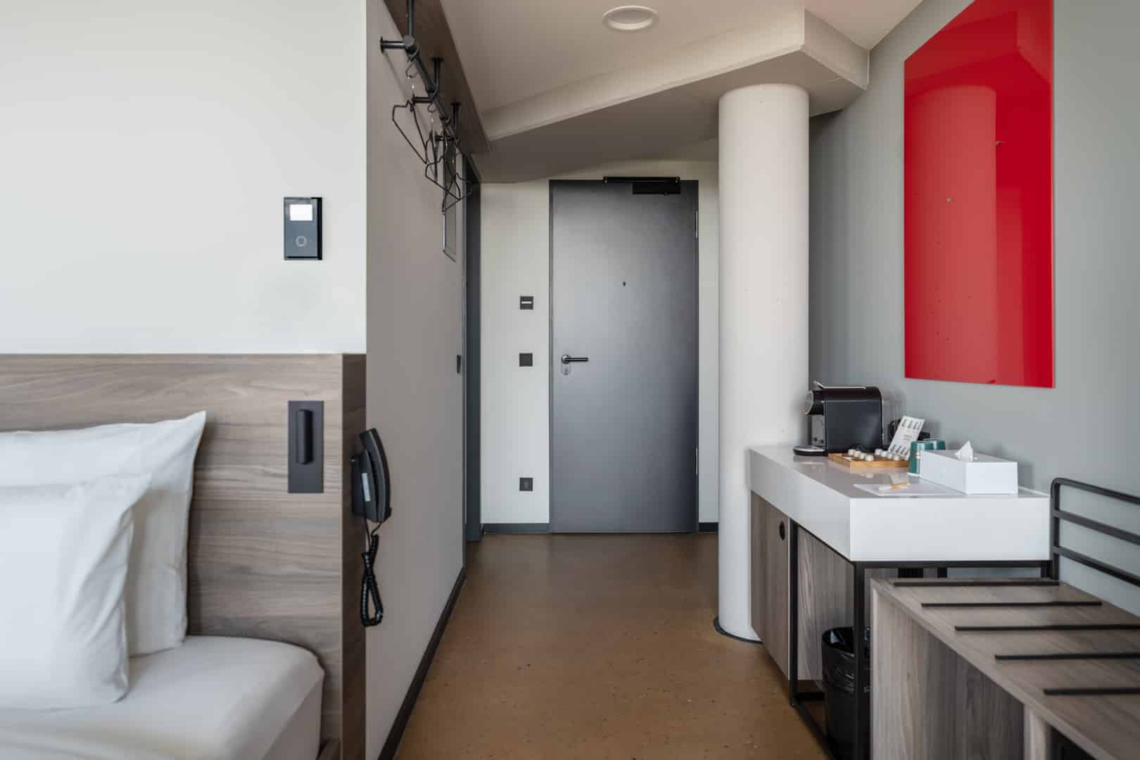 Ein Hotelzimmer des Referenzprojektes Reverb Hard Rock Hotel St. Pauli, das mit Raumbediengeräten von Thermokon ausgestattet wurde.