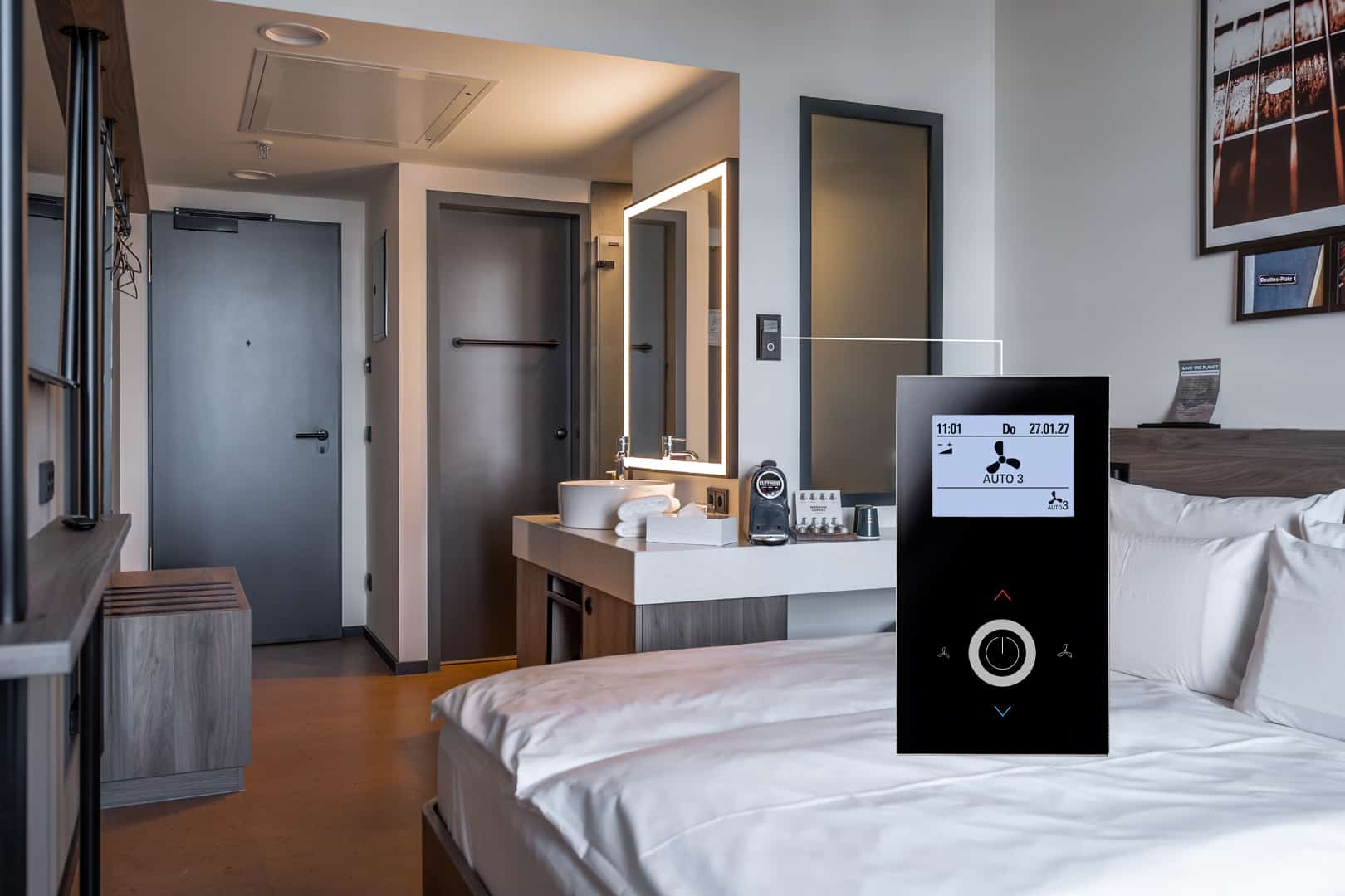 Ein Hotelzimmer des Referenzprojektes Reverb Hard Rock Hotel St. Pauli, das mit Raumbediengeräten von Thermokon ausgestattet wurde.