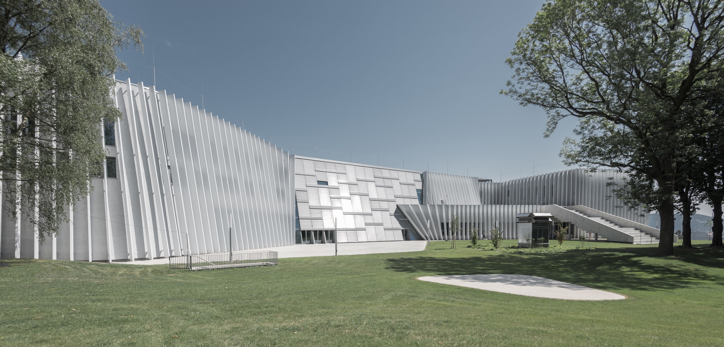 TIGER Coatings zeigt die Parkansicht auf die Anton Bruckner Privatuniversität in Linz.