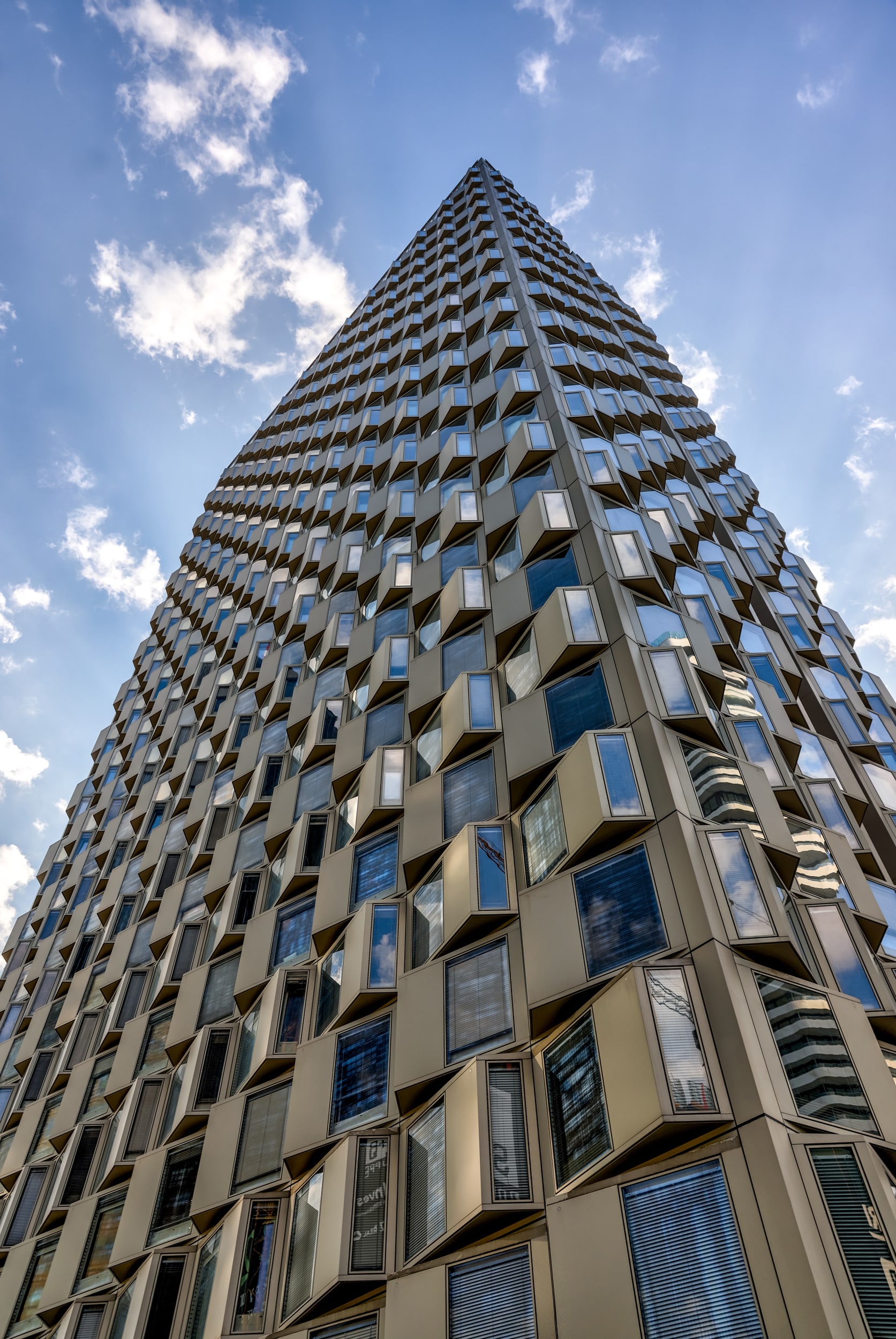 TIGER Coatings zeigt die aufregende Architekturfassade des DC Tower 3 in der Wiener Donau City.
