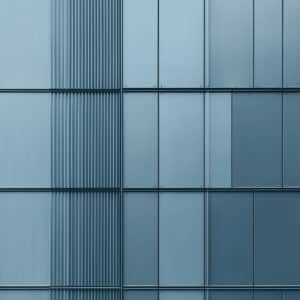 TIGER Coatings zeigt eine blaue, teilweise mit Lamellenstruktur versehene, Metall-Ausssenfassade.