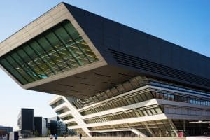 TIGER Coatings zeigt die Fassade der Wirtschaftsuniversität Wien mit außergewöhnlicher Architektur.