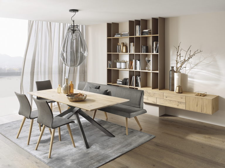 Tischlerei Bauer zeigt eine Essgruppe von ANREI mit modernem Esstisch aus dem Holz der weißen, gebürsteten Balkeneiche, Stühle mit Stoffebezug und Metallfüßen sowie serienidente Sideboards und Wandboards.