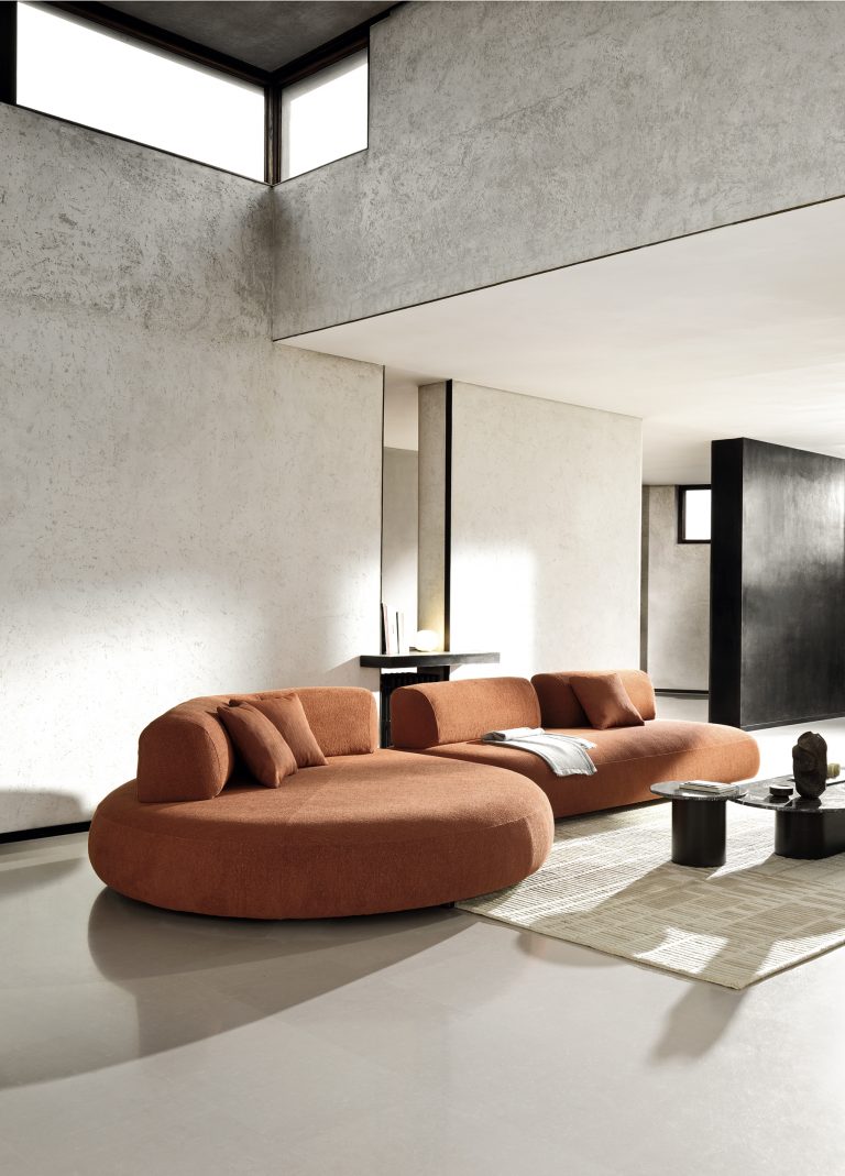 Bauer Tischlerei präsentiert eine orange Wohnlandschaft mit Stoffbezug von Ditre Italia.