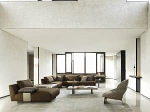 Bauer Tischlerei präsentiert Wohnlandschaft bestehend aus einer L-förmigen Couch mit Chaiselongue mit braunem Stoffbezug und einem Lederteil von Ditre Italia.