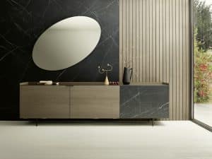 Bauer Tischlerei zeigt Sideboard mit griffloser Holzfront und matt schwarz marmorierten Front und Abstellfläche von haas Möbelwerk.