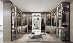 Bauer Tischlerei zeigt begehbaren Kleiderschrank mit Glasfronten und viel Stauraum von SANGIACOMO.