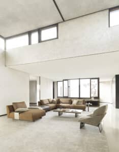 BAUER Tischlerei zeigt das Ditre Italia Atlantis Sofa in Braun mit Materialmix aus Webstoff und Leder und integrierten Ablageflächen und Möbelfüßen aus dunklem Holz.