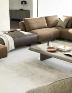 BAUER Tischlerei zeigt das Ditre Italia Atlantis Sofa in Braun in einem Materialmix aus Webstoff und Leder und integrierten Ablageflächen aus Holz.