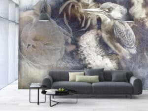 BAUER Tischlerei zeigt die FeinArt-Tapete New Experience in einem Wohnzimmer oder Wartebereich mit einem dunkelgrauem Sofa und schwarzen Beistelltischen.