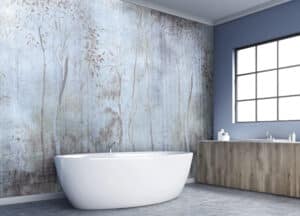 BAUER Tischlerei zeigt die FeinArt-Tapete Panama in einem Badezimmer mit freistehender Badewanne, Holzwaschtisch und Loftfenster mit schwarzen Sprossen.