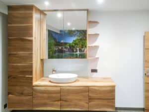 Rustikales Vollholz-Badezimmer mit deckenhoher, schwebender, griffloser Waschtisch-Schrankkombination mit Alibert und aufgesetztem runden Waschbecken von Tischlerei Penninger.