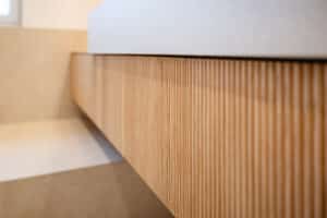 Detailaufnahme eines schwebenden Waschtisches aus feinem Holzdetail mit geriffelter moderner Oberfläche von Tischlerei Scharnreitner.