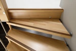 Holztreppe mit Anti-Rutschband für zusätzliche Sicherheit an der Treppenkante.