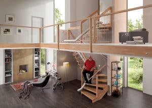 Mehrstöckige Holztreppe mit nachträglich eingebautem Treppenlift.