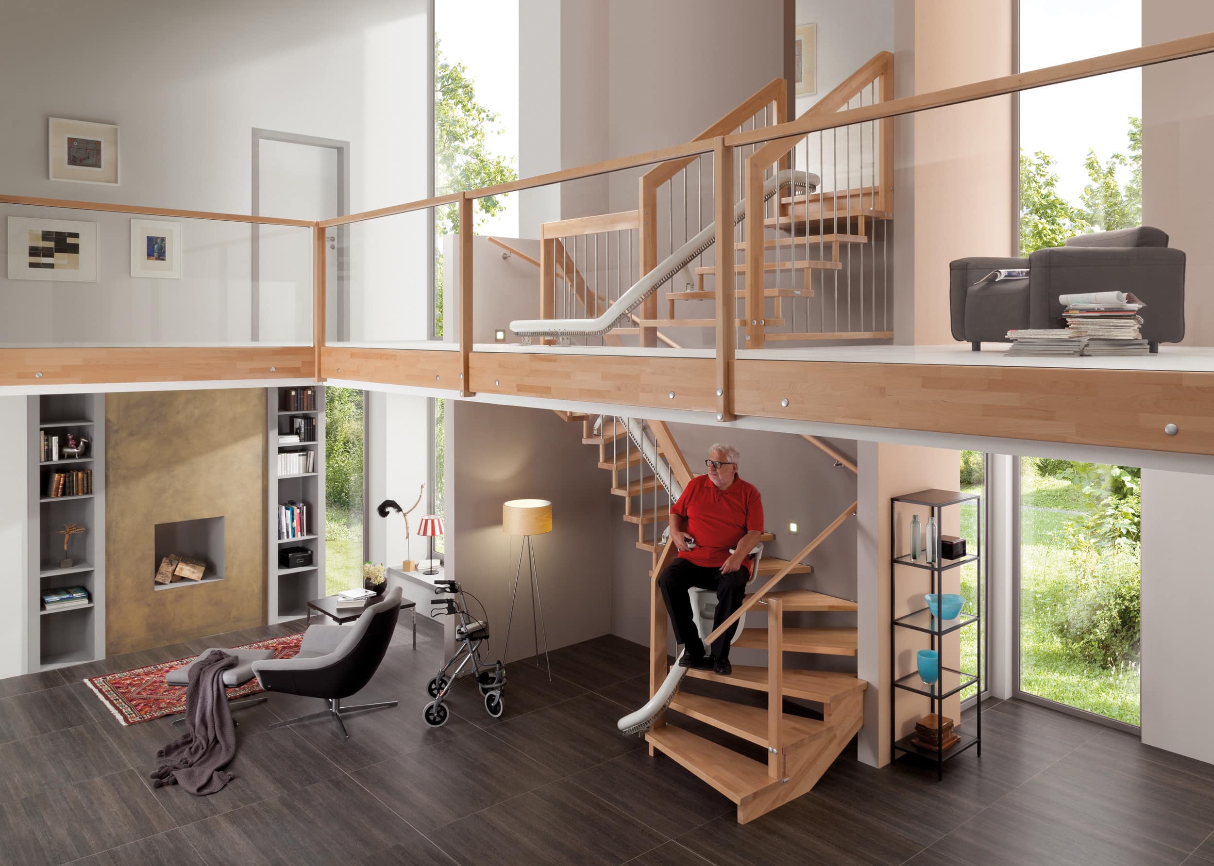 Mehrstöckige Holztreppe mit nachträglich eingebautem Treppenlift.