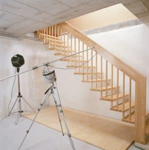 Messung des Trittschallschutzes beim Einbau einer Holztreppe von Treppenmeister.