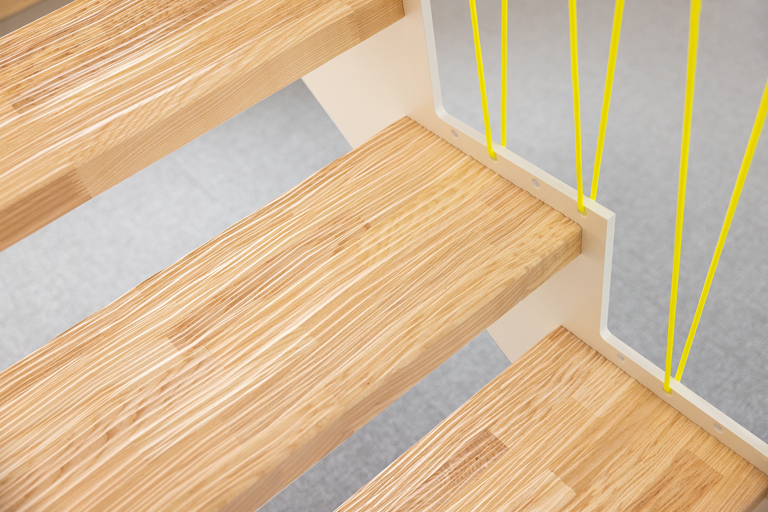 Die Detailaufnahme der Treppe "Cordis" die feinen, ins Eschenholz der Stufen gefrästen Reliefs welche für mehr Trittsicherheit sorgen, für ein angenehmes Laufgefühl und die Fußsohlen stimulieren.