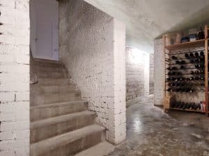 Keller mit gemauerterm Treppenaufgang und Handlauf der auch durch eine Bodenluke zugänglich ist von Treppenmeister.