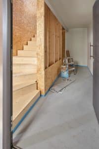 Rohbau einer Treppe mit einem Wandverbau der einer Extra-Abstellkammer dient von Treppenmeister.