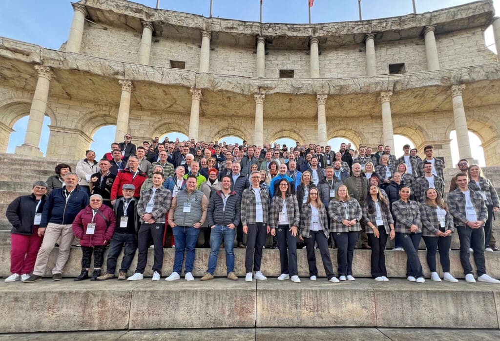 Gruppenfoto der Jubiläumstagung von Treppenmeister in der Spanischen Arena Rust, Europark.