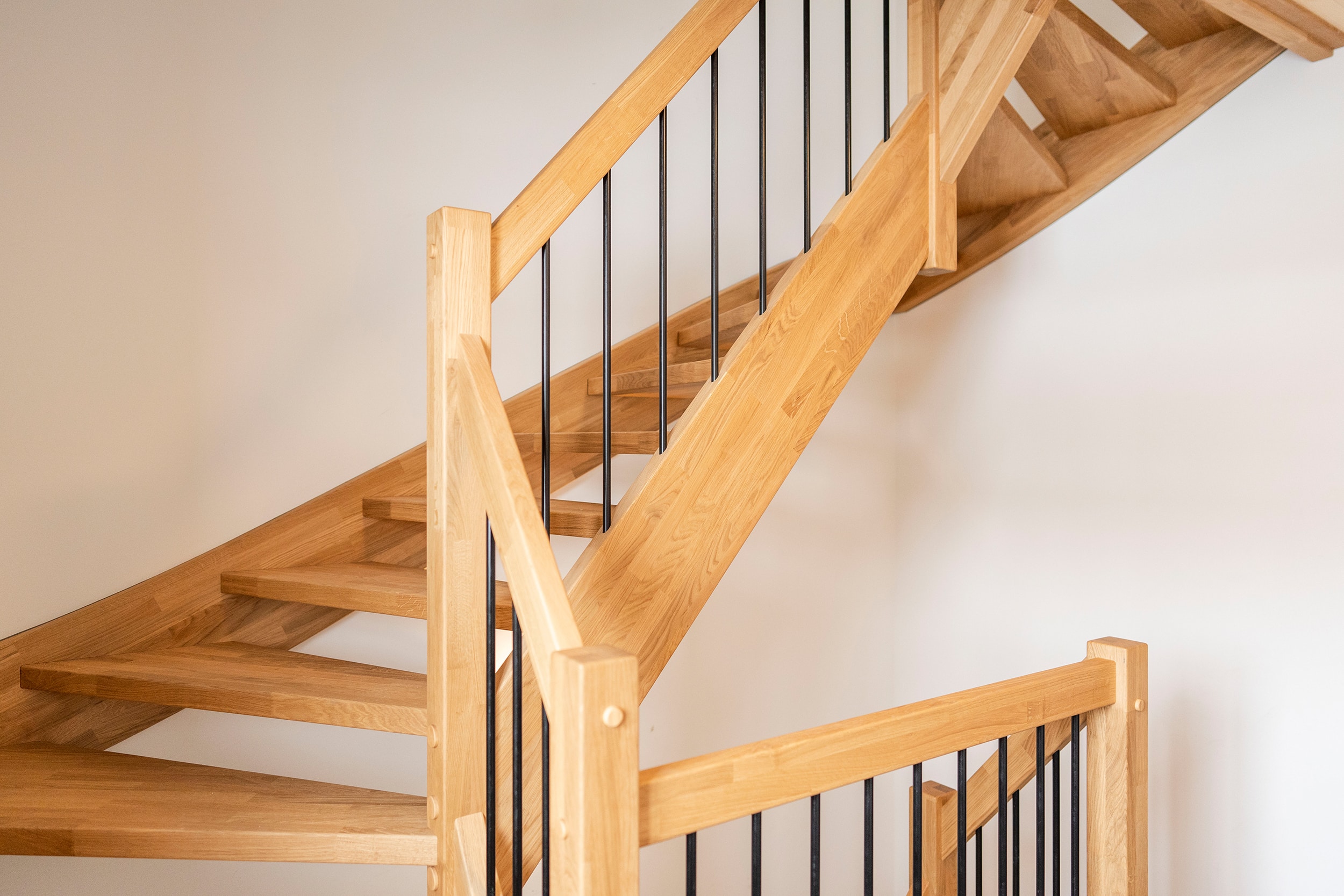 Eine der beiden geprüften Treppenkonstruktionen ist eine klassische Holzwangentreppe von Treppenmeister.