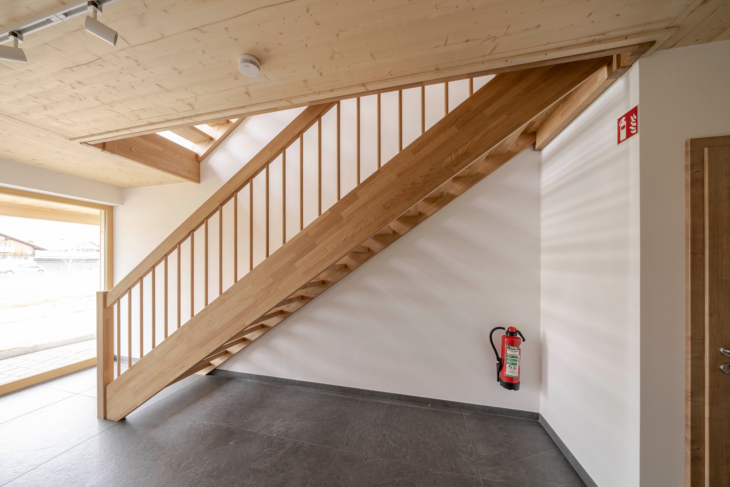 Holztreppen der Feuerwiderstandsklasse F30-B - wie hier von Treppenmeister gezeigt - können Hitze und Flammen mindestens 30 Minuten standhalten, ohne ihre Stabilität zu verlieren und einzubrechen. Sie eignen sich daher auch für den Holzbau.