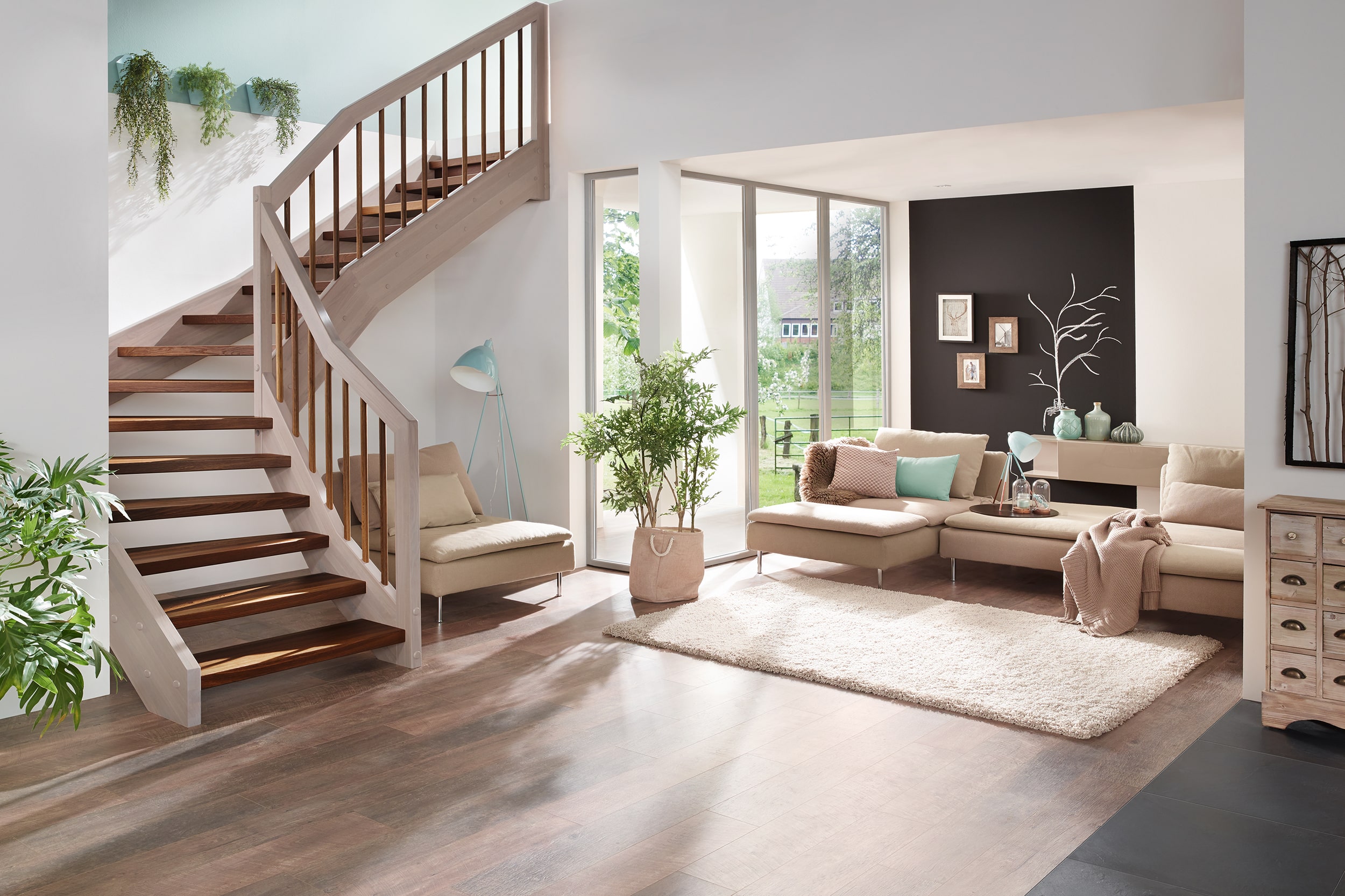 Auch im Privathaus kann eine F30-B Brandschutztreppe eine Option sein - wie diese Holztreppe mit dunkelbraunen Stufen und Stabgeländer und hellen aschbraunen Wangen und Handlauf von Treppenmeister.