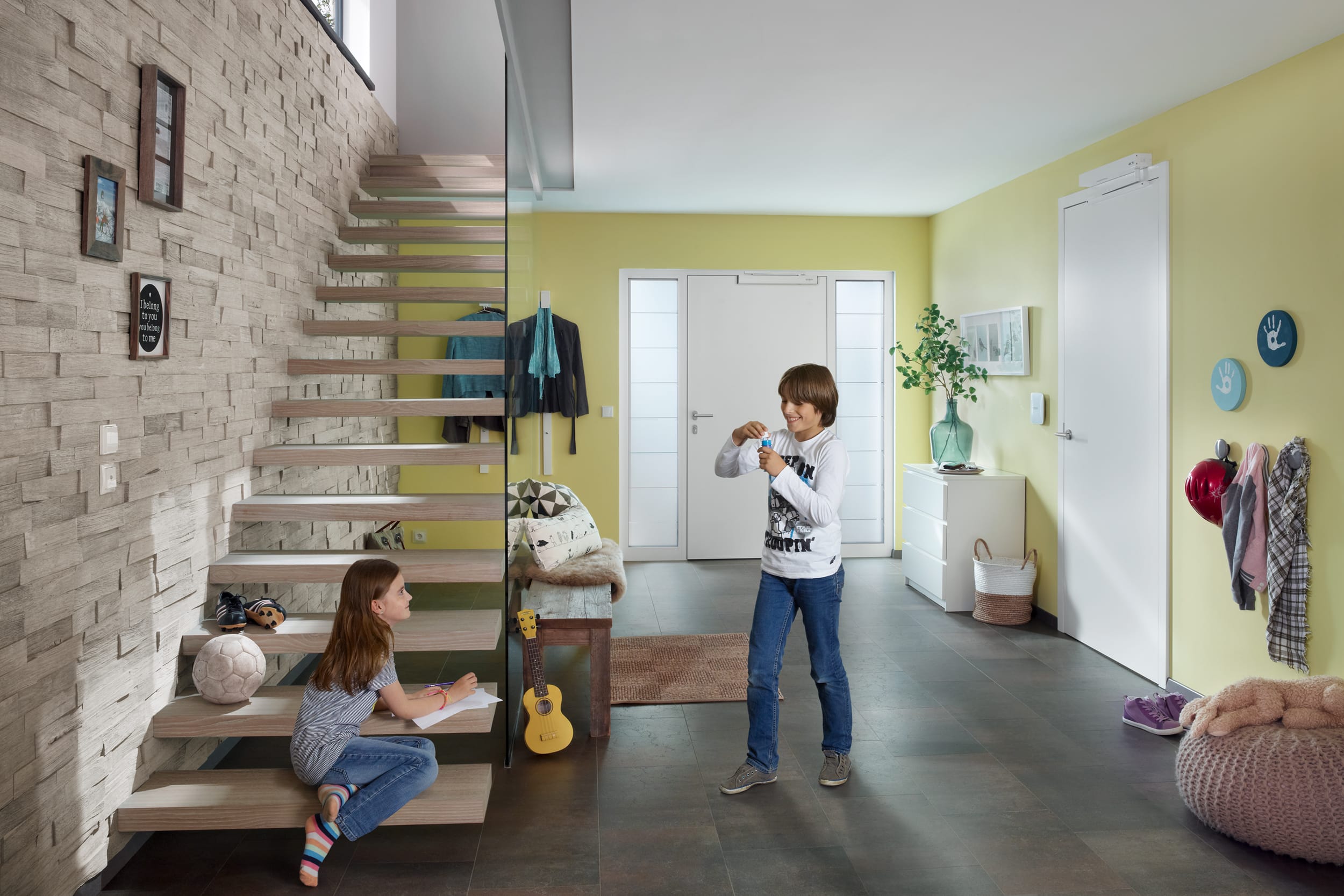 Freischwebende Kragarmtreppe mit Glasgeländer und eleganten Holzstufen von Treppenmeister.