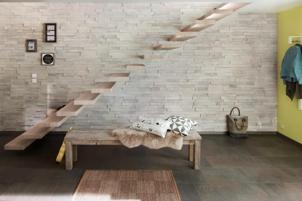 Freischwebende Kragarmtreppe ohne Geländer mit eleganten Holzstufen in puristischem, modernem Design von Treppenmeister.