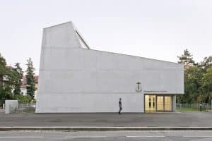 Außenansicht der Neuapostolischen Kirche in Wien Penzing mit rohem Beton.