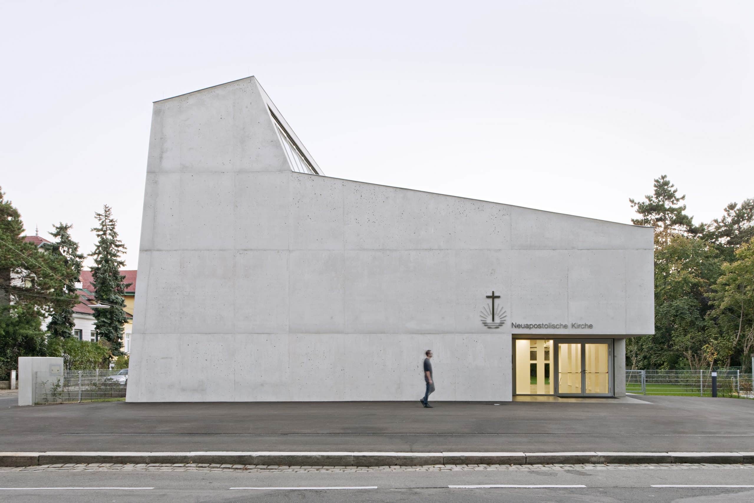 Außenansicht der Neuapostolischen Kirche in Wien Penzing mit rohem Beton.