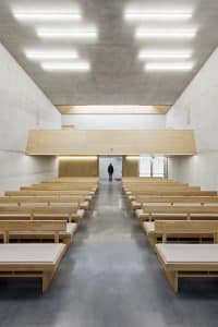 Blick vom Altar der Neuapostolischen Kirche in Wien Penzing Richtung Empore und Sitzbänken.