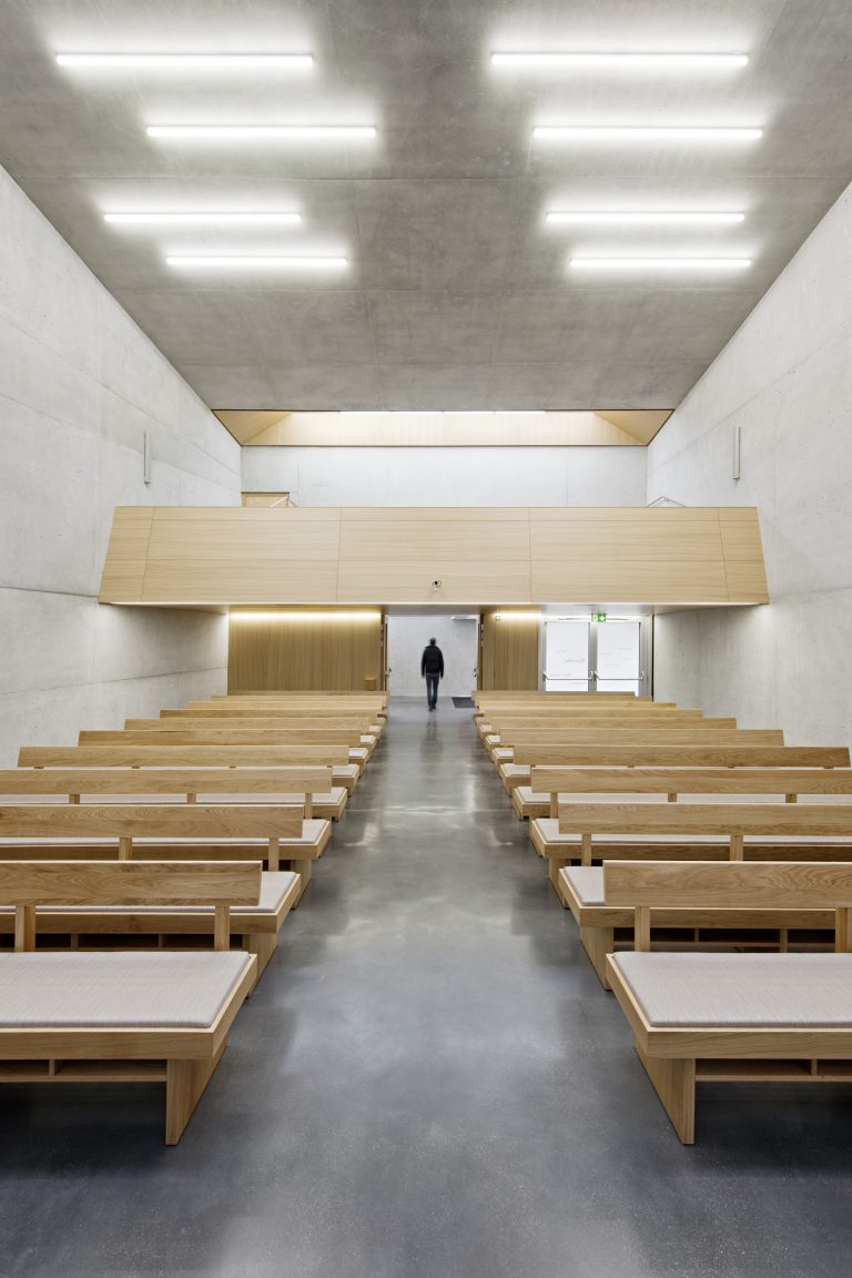 Blick vom Altar der Neuapostolischen Kirche in Wien Penzing Richtung Empore und Sitzbänken.