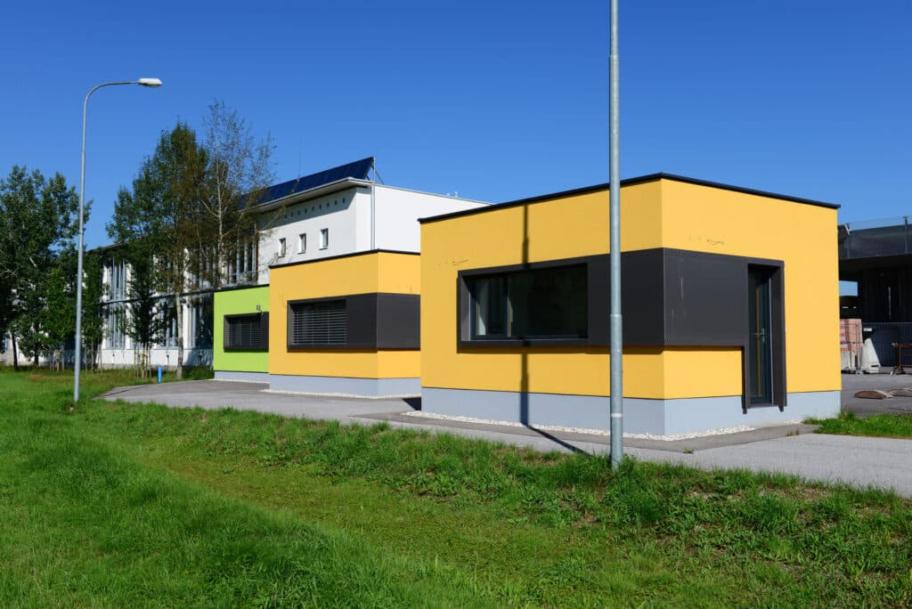 VELUX zeigt die Testhäuser mit Simulationsräumen für das Forschungsprojekt Nachlüften.