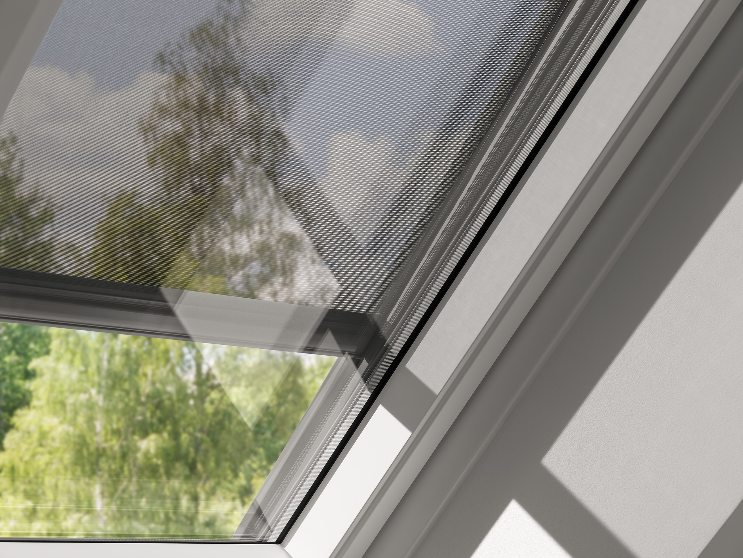 Velux zeigt ein Dachfenster mit einer Hitzeschutz-Markise mit transparentem Stoff.