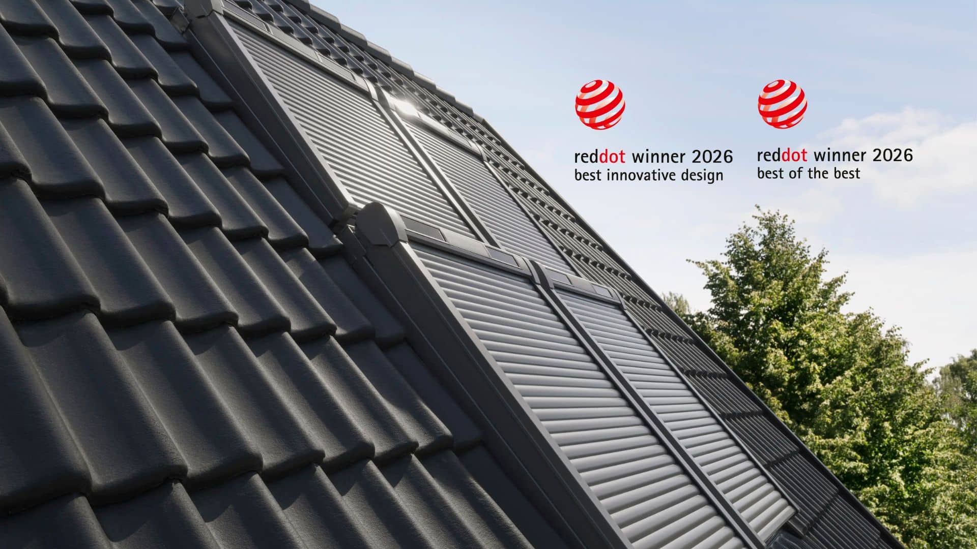 Velux zeigt vier aneinanderliegende Dachfenster in einem Satteldach mit Außenollladen-System, das unabhängig vom Fenster montiert ist und so optimal vor Sonneneinstrahlung schützt.