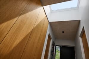 VELUX zeigt einen Vorraum, der mittels Dachfenster auf einem Flachdach hell und lichtdurchflutet ist.