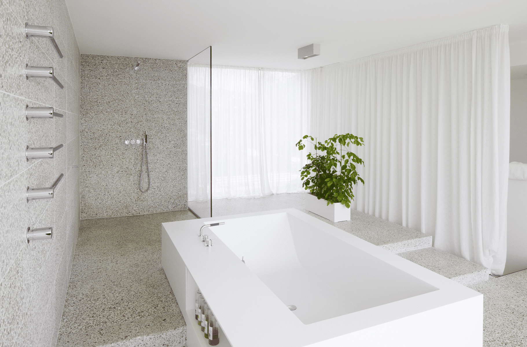 Modernes Badezimmer mit Armaturen von VOLA.