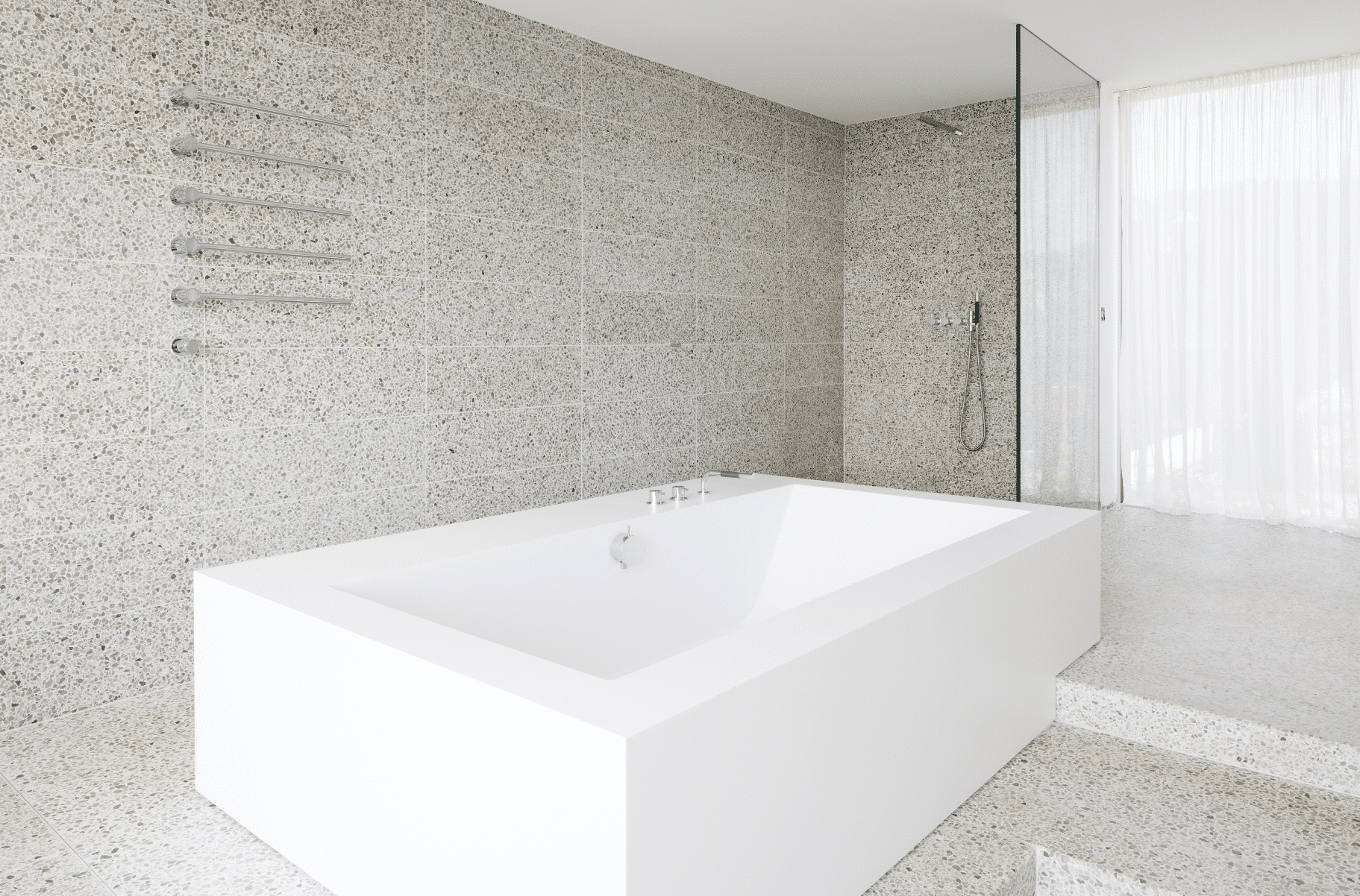 Modernes Badezimmer mit Armaturen von VOLA.