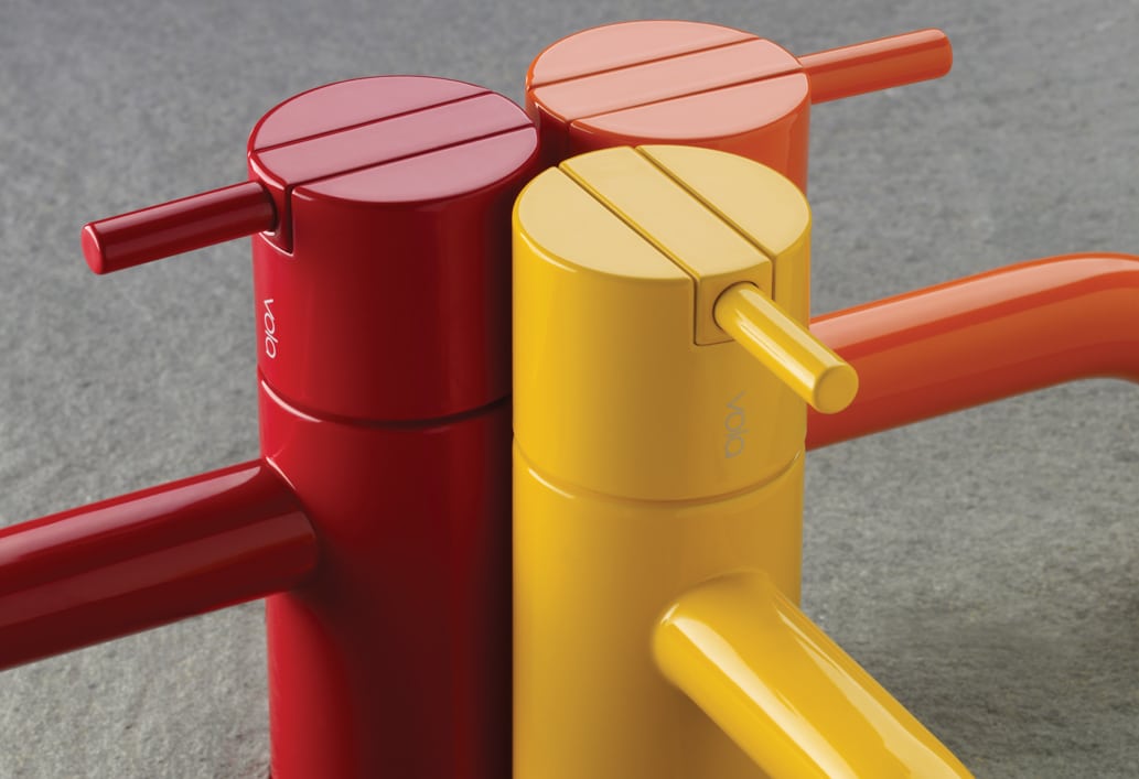 VOLA zeigt Wasserausläufe mit Eingriffmischer in rot, gelb und orange.