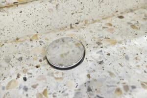 VOLA zeigt die Nahaufnahme einer Abflussabdeckung in chrom.