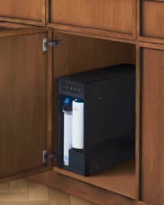 VOLA zeigt die technische Einheit mit CO2 Behälter, die unter dem Waschbecken im Unterschrank eingebaut ist.