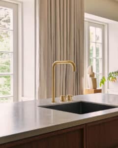 Minimalistische VOLA KV5 Waschtisch- bzw. Spültischarmatur in matter Ausführung und elegantem, zeitlosem Design in Gold, gebürstet.