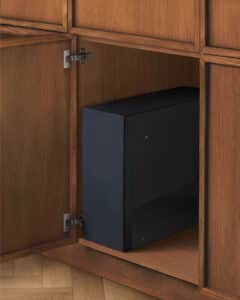 Eine schwarze Unterspülen-Kartusche für die VOLA KV5 Armatur mit und integriertem Wasserfilter und CO2-Zylinder.