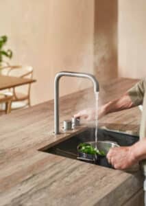 VOLA präsentiert die Küchenarmatur KV5, die heißes und kaltes Leitungswasser, kochendes Wasser, gefiltertes Wasser sowie eiskaltes Wasser, still als auch mit Kohlensäure, produziert.