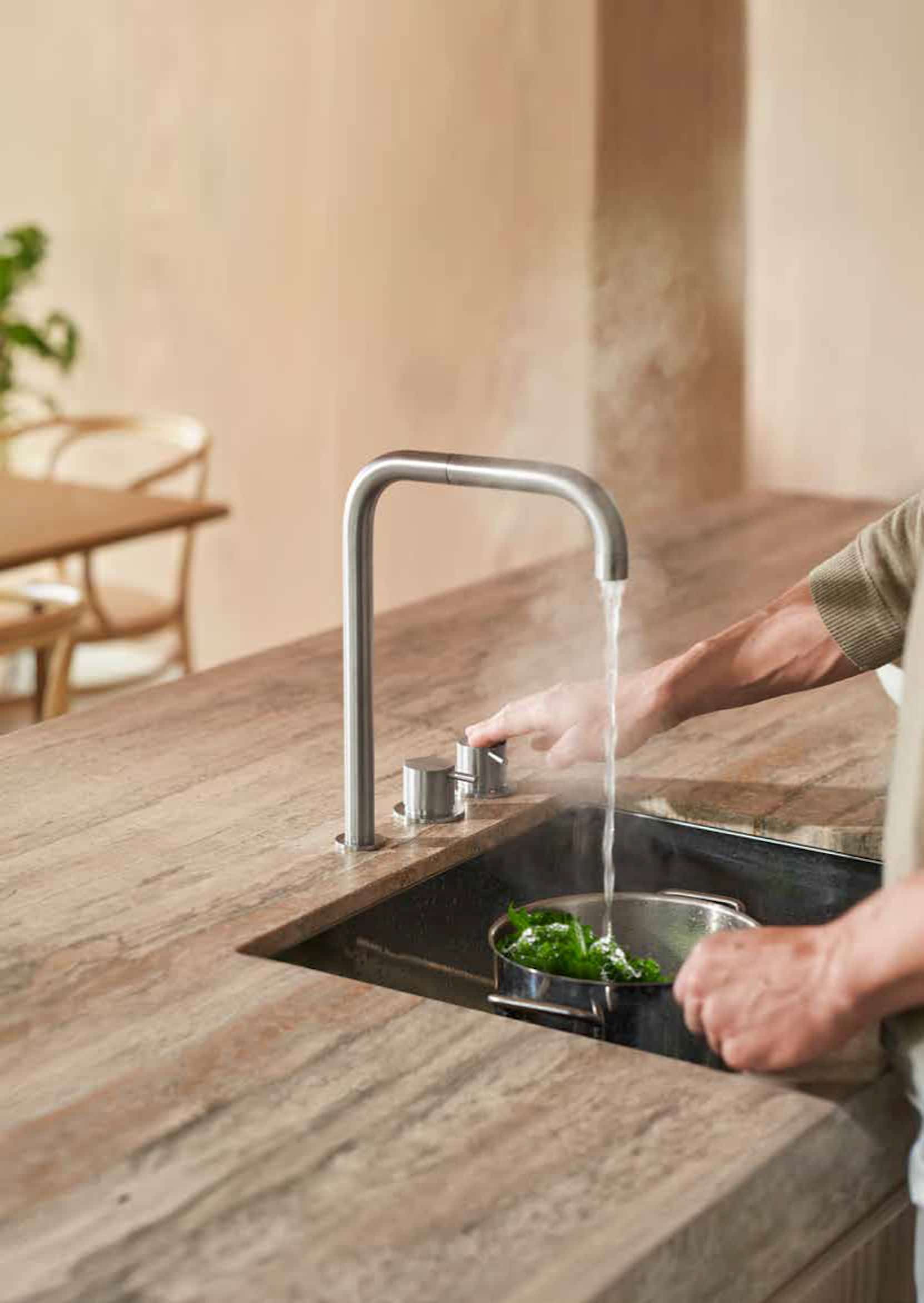 VOLA präsentiert die Küchenarmatur KV5, die heißes und kaltes Leitungswasser, kochendes Wasser, gefiltertes Wasser sowie eiskaltes Wasser, still als auch mit Kohlensäure, produziert.