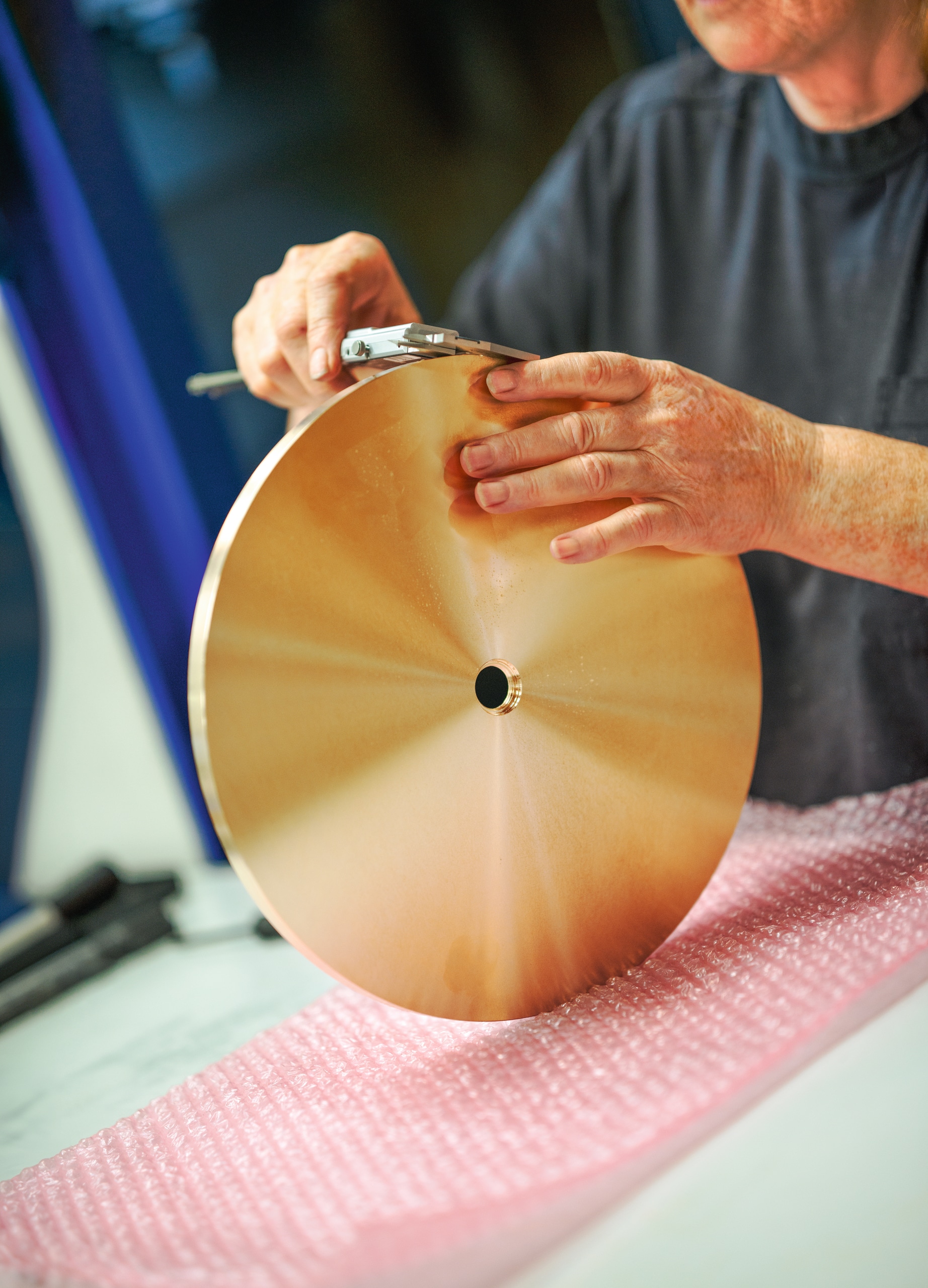 VOLA zeigt einen Arbeitsschritt bei der Produktion eines Duschkopfes.